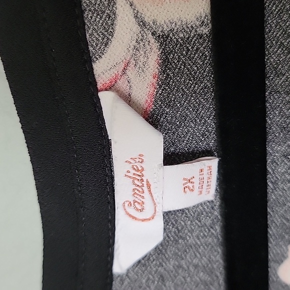 Candies Feminine black floral twist bottom short sleeve stretch top 2X - Picture 2 of 5